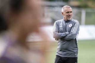 L'entraineur genevois, Eric Severac, lors du match du championnat suisse de football de la Super League feminine des playoffs, demi final match retour entre le Servette FC Chenois Feminin et le FC St.Gallen 1879, ce samedi 27 mai 2023 au stade de la Fontenette a Carouge pres de Geneve. (KEYSTONE/Martial Trezzini)